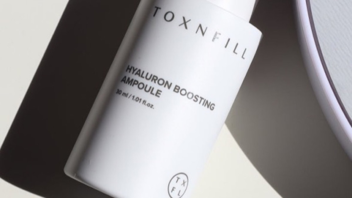흰 배경에 비스듬히 놓인 toxnfill 히알루론 부스팅 앰플 용기